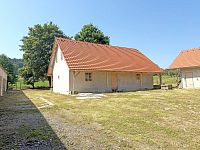 Prodej rozestavěného rodinného domu se stavebními parcelami (hrubá stavba včetně omítek) - Hlavní budova