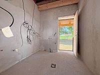 Prodej rozestavěného rodinného domu se stavebními parcelami (hrubá stavba včetně omítek) - Chodba