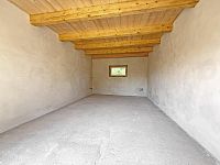 Prodej rozestavěného rodinného domu se stavebními parcelami (hrubá stavba včetně omítek) - Garáž