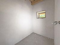 Prodej rozestavěného rodinného domu se stavebními parcelami (hrubá stavba včetně omítek) - Komora