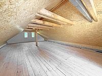 Prodej rozestavěného rodinného domu se stavebními parcelami (hrubá stavba včetně omítek) - Podkroví nad dílnou a garáží