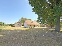 Prodej rozestavěného rodinného domu se stavebními parcelami (hrubá stavba včetně omítek) - Pohled na dům