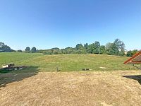 Prodej rozestavěného rodinného domu se stavebními parcelami (hrubá stavba včetně omítek) - Pohled na pozemky