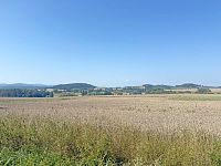 Prodej rozestavěného rodinného domu se stavebními parcelami (hrubá stavba včetně omítek) - Pohled okolí