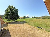 Prodej rozestavěného rodinného domu se stavebními parcelami (hrubá stavba včetně omítek) - Pohled pozemky