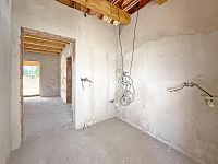 Prodej rozestavěného rodinného domu se stavebními parcelami (hrubá stavba včetně omítek) - Pokoj