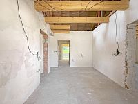 Prodej rozestavěného rodinného domu se stavebními parcelami (hrubá stavba včetně omítek) - Pokoj