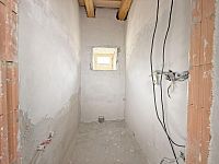 Prodej rozestavěného rodinného domu se stavebními parcelami (hrubá stavba včetně omítek) - Toaleta