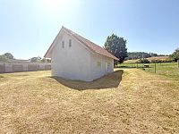 Prodej rozestavěného rodinného domu se stavebními parcelami (hrubá stavba včetně omítek) - Vedlejší budova