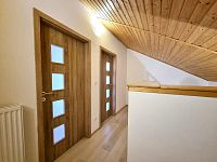 Pronájem rodinného domu s bytem 3+kk a terasou, lokalita České Budějovice, Husova tř. - Chodba v patře