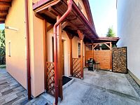 Pronájem rodinného domu s bytem 3+kk a terasou, lokalita České Budějovice, Husova tř. - Pohled na dům