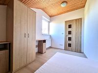 Pronájem rodinného domu s bytem 3+kk a terasou, lokalita České Budějovice, Husova tř. - Pokoj