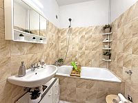 Prostorný byt 3+1, 66,8 m², lokalita Týn nad Vltavou, Komenského - Koupelna kopie.jpg