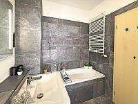 Komfortní byt 3+kk s lodžií a krytým parkováním, lokalita Tábor – Fibichova - Koupelna