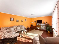 Prodej samostatně stojícího rodinného domu s rozlehlým pozemkem, lokalita Skočice – Lidmovice - obývací pokoj