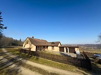 Prodej samostatně stojícího rodinného domu s rozlehlým pozemkem, lokalita Skočice – Lidmovice