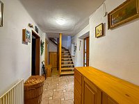 Prostorný rodinný dům s uzavřeným dvorem, zahradou a hospodářským zázemím,  Újezdec u Vlachova Březí - Chodba se schodištěm do patra