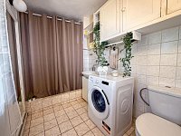 Prostorný rodinný dům s uzavřeným dvorem, zahradou a hospodářským zázemím,  Újezdec u Vlachova Březí - Koupelna s toaletou dole