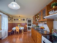 Prostorný rodinný dům s uzavřeným dvorem, zahradou a hospodářským zázemím,  Újezdec u Vlachova Březí - Kuchyň