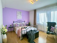 Prostorný rodinný dům s uzavřeným dvorem, zahradou a hospodářským zázemím,  Újezdec u Vlachova Březí - Ložnice dole