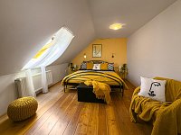 Prostorný rodinný dům s uzavřeným dvorem, zahradou a hospodářským zázemím,  Újezdec u Vlachova Březí - Ložnice v patře