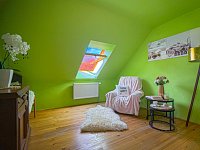 Prostorný rodinný dům s uzavřeným dvorem, zahradou a hospodářským zázemím,  Újezdec u Vlachova Březí - Pokoj