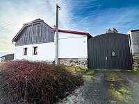 Prostorný rodinný dům s uzavřeným dvorem, zahradou a hospodářským zázemím,  Újezdec u Vlachova Březí - Příjezd k domu