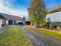 Prostorný rodinný dům s uzavřeným dvorem, zahradou a hospodářským zázemím,  Újezdec u Vlachova Březí - Uzavřený dvůr s vedlejšími stavbami