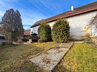 Prostorný rodinný dům s uzavřeným dvorem, zahradou a hospodářským zázemím,  Újezdec u Vlachova Březí - Uzavřený dvůr se studnou