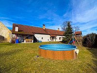 Prostorný rodinný dům s uzavřeným dvorem, zahradou a hospodářským zázemím,  Újezdec u Vlachova Březí - Zahrada s pergolou a krbem