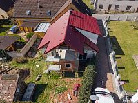 Prodej rodinného domu v rekonstrukci, lokalita Adamov u Českých Budějovic - Pohled na dům z dronu