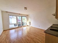 Pronájem garsonky, plocha 28 m², lokalita České Budějovice, Rudolfovská tř. - Obývací místnost s kuchyňským koutem