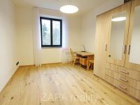 Pronájem bytu 2+kk balkon 47 m2  + zahrada  2.patro novostavba Rezidence Studentská Poděbrady - ložnice okno logo.JPG