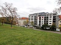 Prodej bytu 3+kk/B/T/G 103 m2, Praha 3 Žižkov, novostavba - Rezidence Park Vítkov - dům z parku obrys.jpg