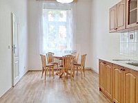 pronájem 2+1 72 m2 P5 Smíchov  po kompl. rek. ul. Na Celné 2.patro bez výtahu cihla část. zařízený - kuchyň 1 stůl a židle.jpg