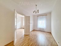 pronájem 2+1 72 m2 P5 Smíchov  po kompl. rek. ul. Na Celné 2.patro bez výtahu cihla část. zařízený - ložnice okno.jpg