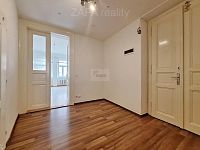 pronájem 2+1 72 m2 P5 Smíchov  po kompl. rek. ul. Na Celné 2.patro bez výtahu cihla část. zařízený - předsíň 1.jpg