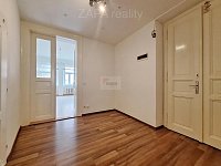 pronájem 2+1 72 m2 P5 Smíchov  po kompl. rek. ul. Na Celné 2.patro bez výtahu cihla část. zařízený - předsíň 1.jpg