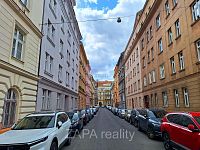 pronájem 2+1 72 m2 P5 Smíchov  po kompl. rek. ul. Na Celné 2.patro bez výtahu cihla část. zařízený - ulice.jpg