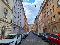 pronájem 2+1 72 m2 P5 Smíchov  po kompl. rek. ul. Na Celné 2.patro bez výtahu cihla část. zařízený - ulice.jpg