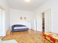 Pronájem bytu 2+1 69 m2 Praha 3 Žižkov - pokoj 2 sofa 2x dvee.JPG