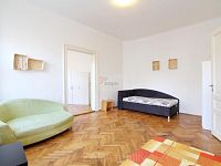 Pronájem bytu 2+1 69 m2 Praha 3 Žižkov - pokoj 2 sofa.JPG