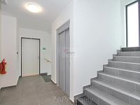 Pronájem bytu 2+kk/L/G 43 m2 v novostavbě, Praha 8 Bohnice, nezařízeno - chodba domu.JPG