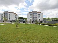 Pronájem bytu 2+kk/L/G 43 m2 v novostavbě, Praha 8 Bohnice, nezařízeno - dm z parku.JPG