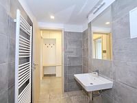 Pronájem bytu 2+kk/L/G 43 m2 v novostavbě, Praha 8 Bohnice, nezařízeno - koupelna dvee.JPG