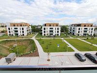 Pronájem bytu 2+kk/L/G 43 m2 v novostavbě, Praha 8 Bohnice, nezařízeno - vhled parkovit.JPG