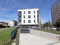 Pronájem parkovacího stání 21 m2 v novostavbě, Praha 10 - Horní Měcholupy - vjezd gare.JPG