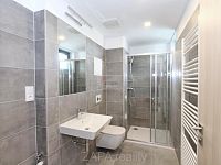 Pronájem bytu 2+kk/L/G 43 m2 v novostavbě, Praha 8 Bohnice, nezařízeno - koupelna sprchov kout.JPG