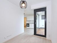 Pronájem bytu 2+kk/L/G 43 m2 v novostavbě, Praha 8 Bohnice, nezařízeno - kuch. linka z obvacho pokoje.JPG