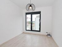 Pronájem bytu 2+kk/L/G 43 m2 v novostavbě, Praha 8 Bohnice, nezařízeno - lonice okno.JPG